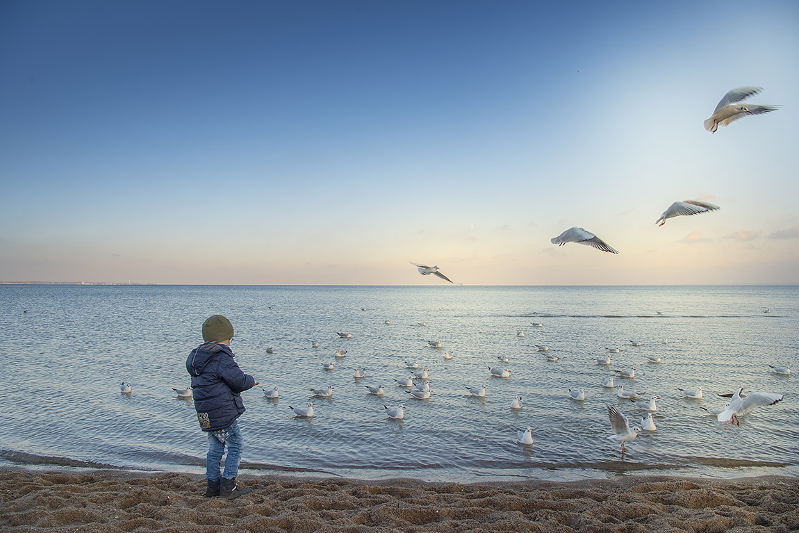 Beach stroll in Scharbeutz. Photo: www.ostsee-schleswig-holstein.de / Oliver Franke | Discover Germany together – Top five family-friendly travel in Germany