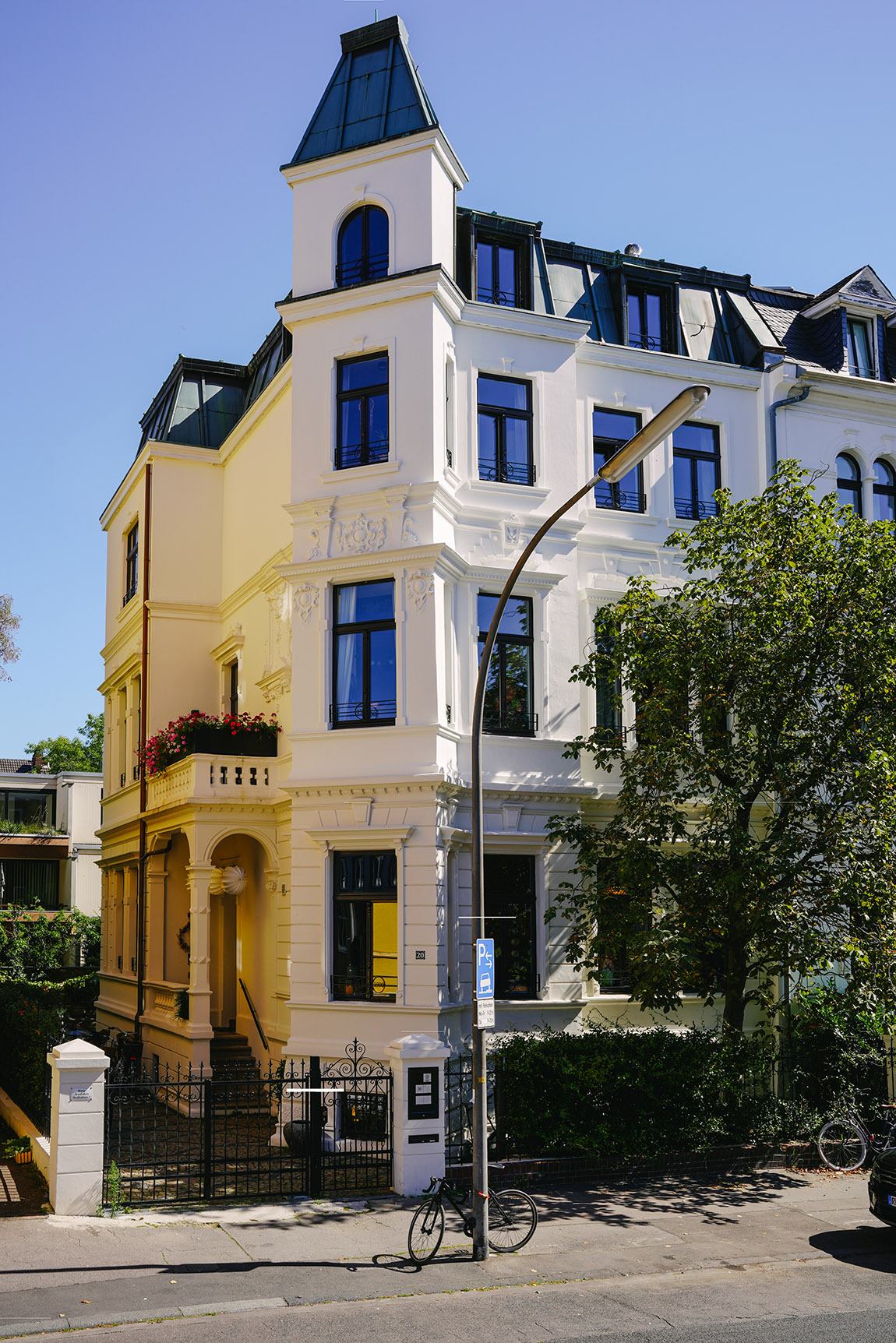 Energetische Denkmalsanierung eines Stadthauses konform des GEG – behutsame Modernisierung bei gleichzeitigem Erhalt der historischen Bausubstanz und Wiederherstellung von im 2. Weltkrieg zerstörter Substanz, deren Reste, während der Arbeiten freigelegt werden konnten. Foto: © Marius im Brahm | Kraus Planungsgruppe GmbH: Zeitlos und zukunftsfähig