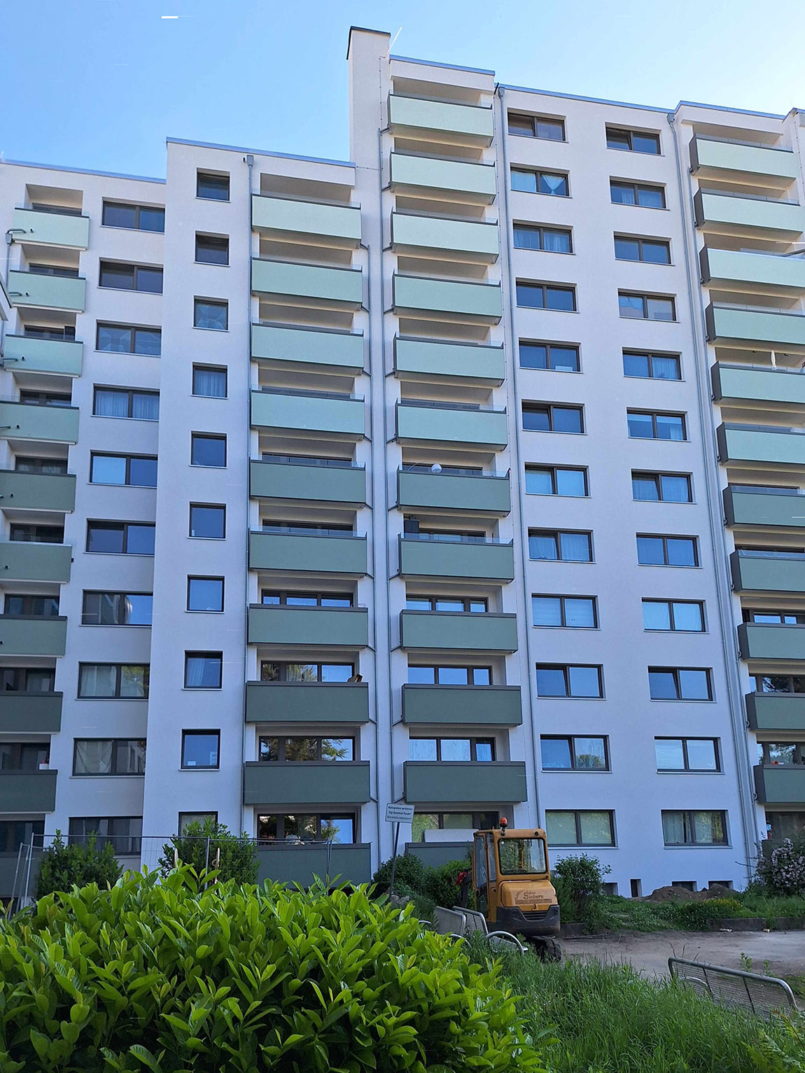 Fassadensanierung eines Wohnhochhauses im bewohnten Zustand: energetische Sanierung der Gebäudehülle und Erneuerung Haustechnik sowie Neubau einer Druckbelüftungsanlage. Foto: © Kraus Arch. & Ing. Köln GmbH. | Kraus Planungsgruppe GmbH: Zeitlos und zukunftsfähig