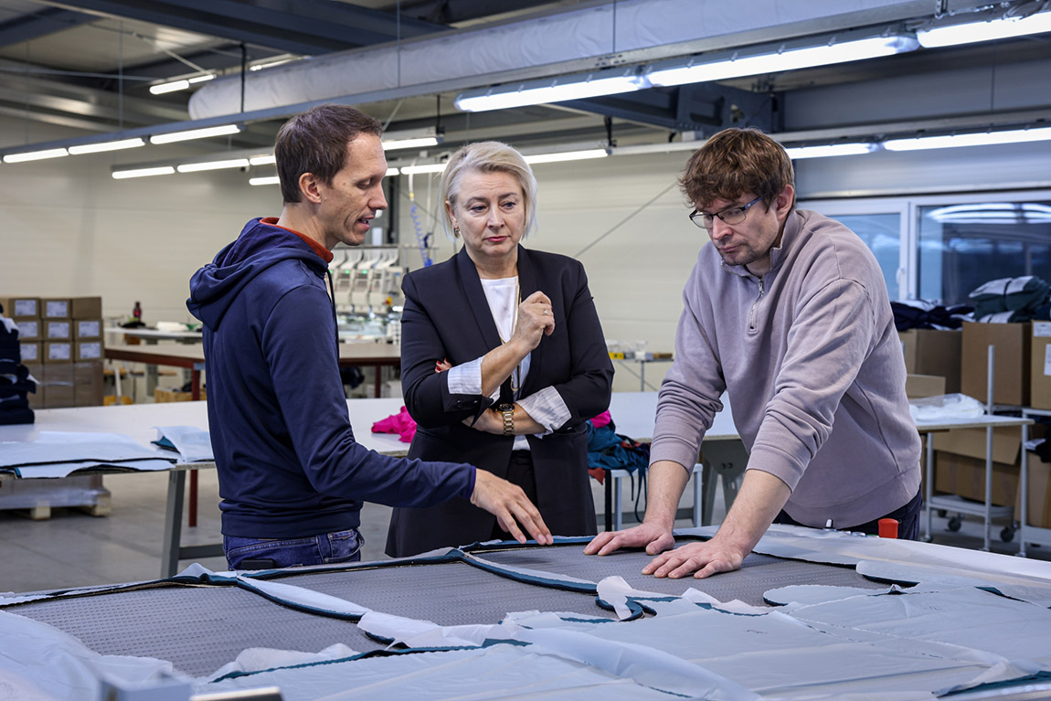 Das Team von SCROC kennt seine Produktion in Litauen persönlich. Foto: Sintwerk | SCROC: Craft meets sustainable innovation