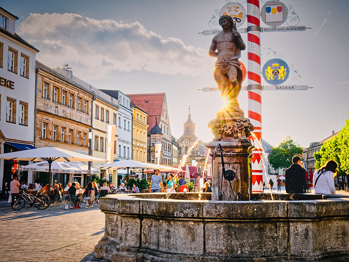 Sonniger Herkulesbrunnen am Marktplatz. Foto: Mikhail Butovskiy | Bayreuth – Culture, nature, and Franconian lifestyle