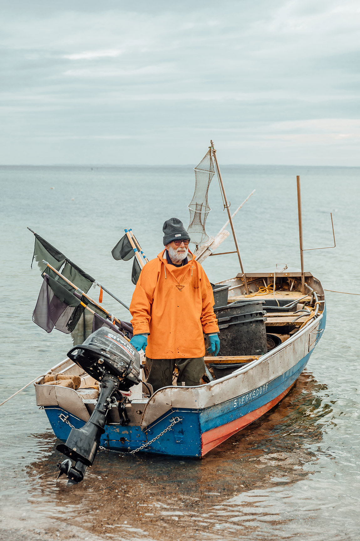 A fisher in Sierksdorf. Photo: www.luebecker-bucht-ostsee.de | Coastal magic and fish delights: A culinary adventure along the Baltic Sea