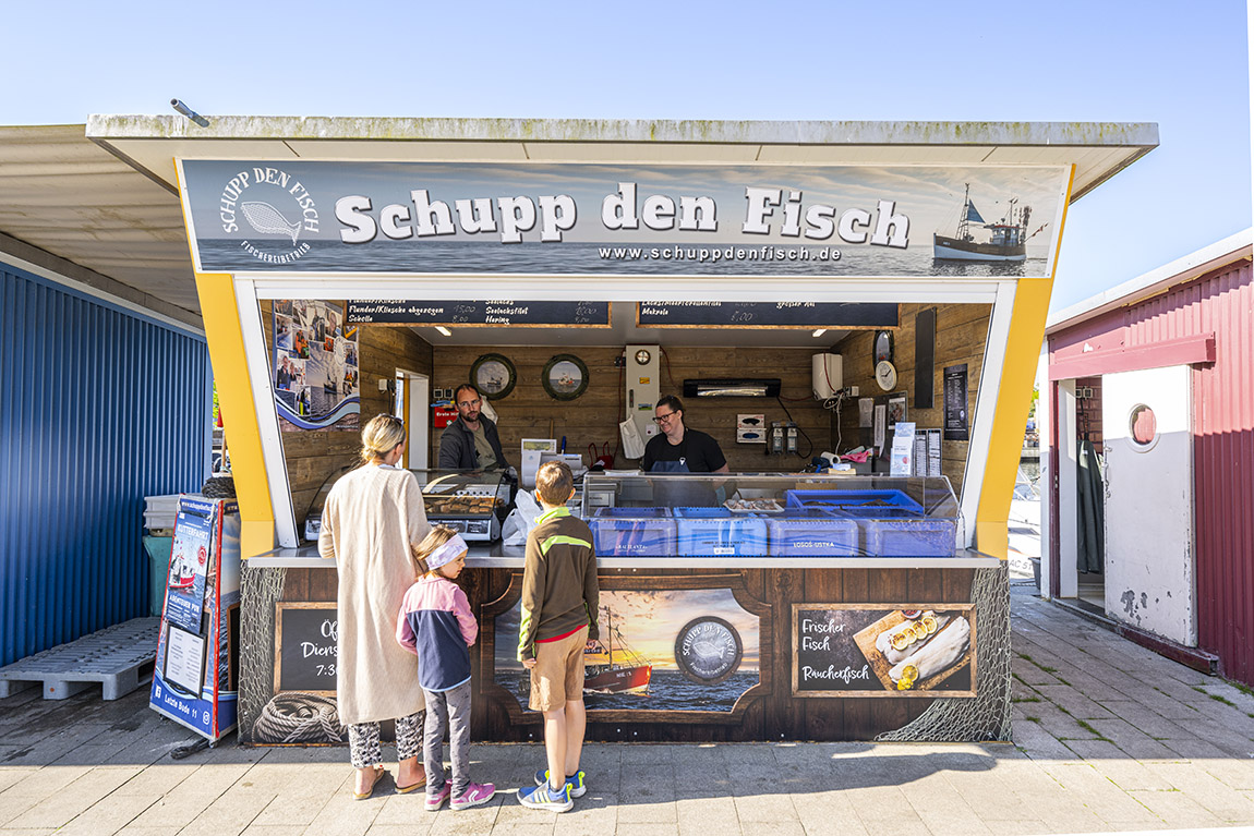 Fresh fish, sold by Peter and Hannah in Timmendorfer Strand. Photo: Tourismus-Agentur Schleswig-Holstein GmbH | Coastal magic and fish delights: A culinary adventure along the Baltic Sea