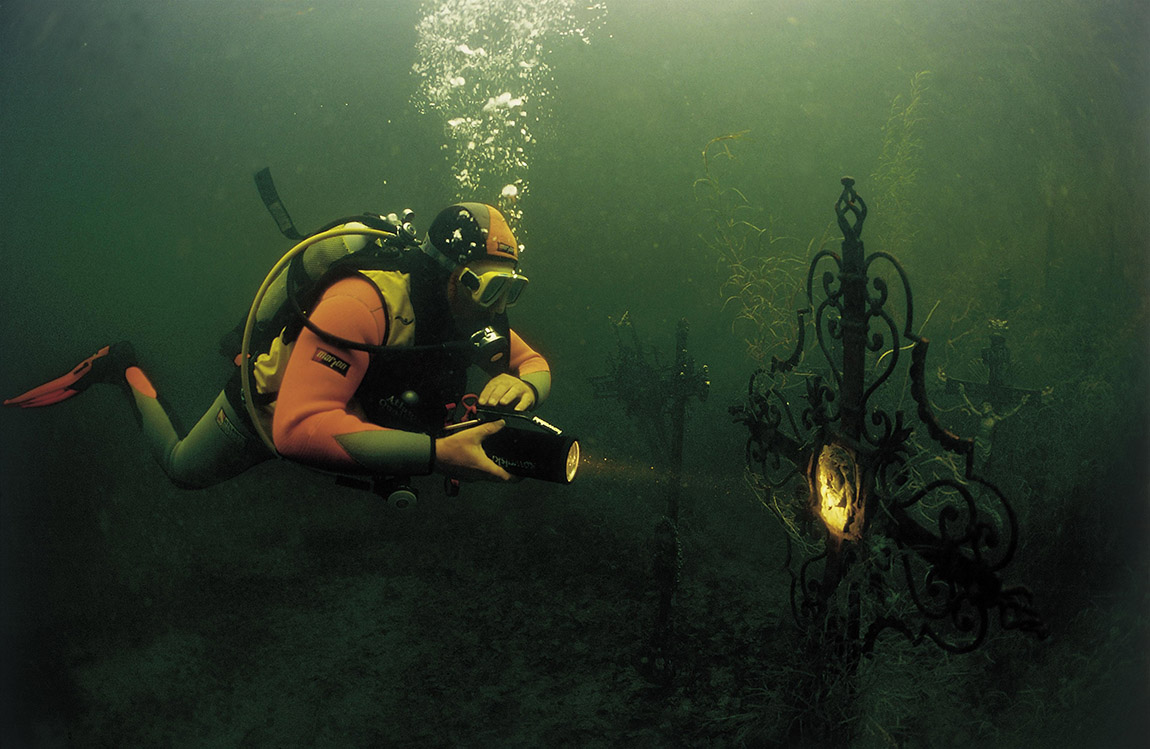 Diving in Lake Attersee. Photo: Oberösterreich Tourismus – Kapfer | Extraordinary doorstep escapes: Top 11 microadventures in Austria