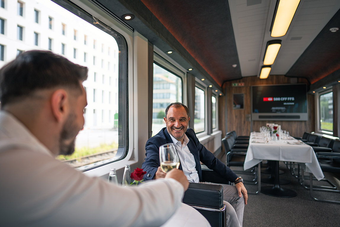Apéro im «Salon suisse». Foto: Gabriel Arnold Magnificent train experiences: Celebrate and travel on exclusive railway lines