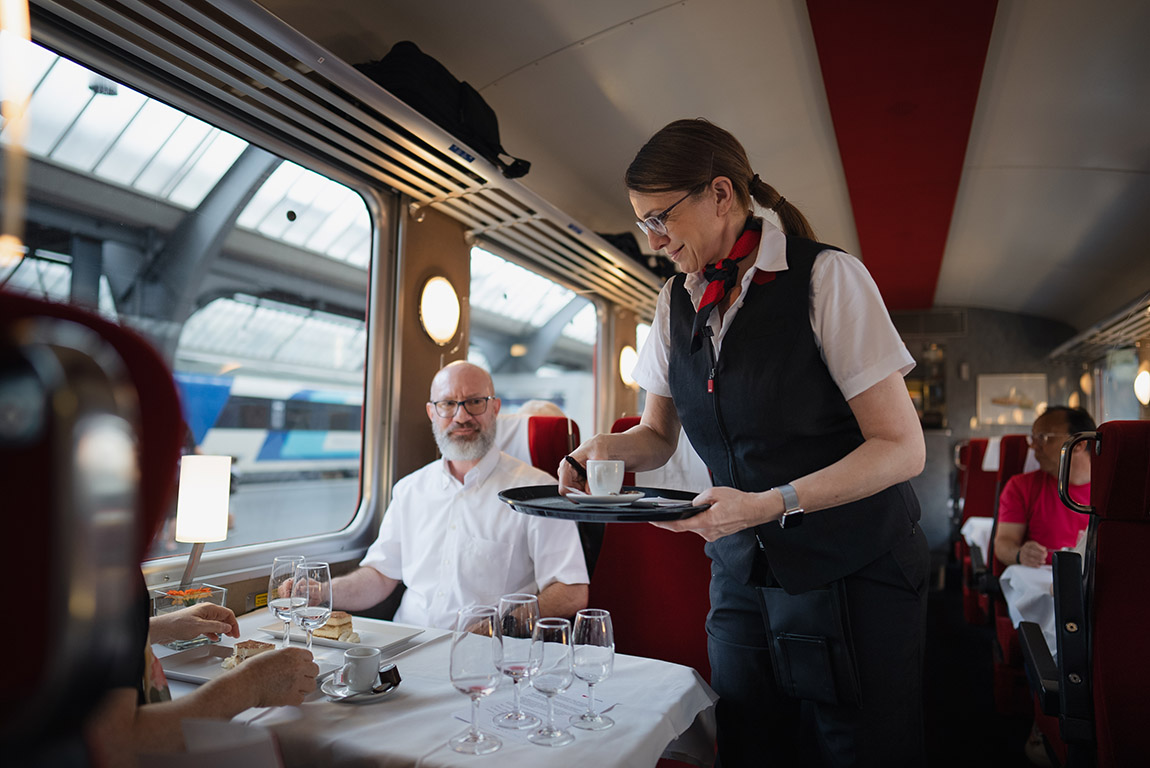 Service im «Churchill». Foto: Gabriel Arnold | Magnificent train experiences: Celebrate and travel on exclusive railway lines