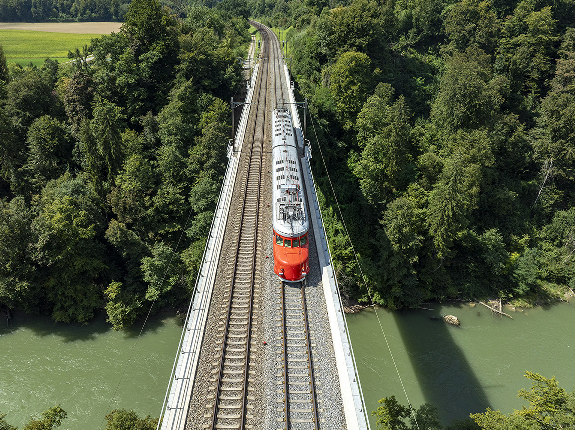 «Churchill» auf der Reussbrücke in Mellingen. Foto: Dario Häusermann | Magnificent train experiences: Celebrate and travel on exclusive railway lines