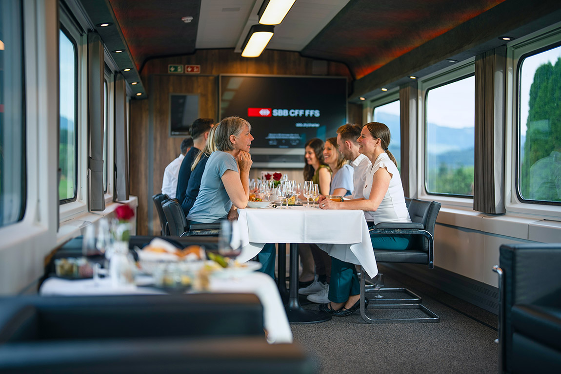 Dining in the “Salon suisse”. Photo: Gabriel Arnold | Magnificent train experiences: Celebrate and travel on exclusive railway lines