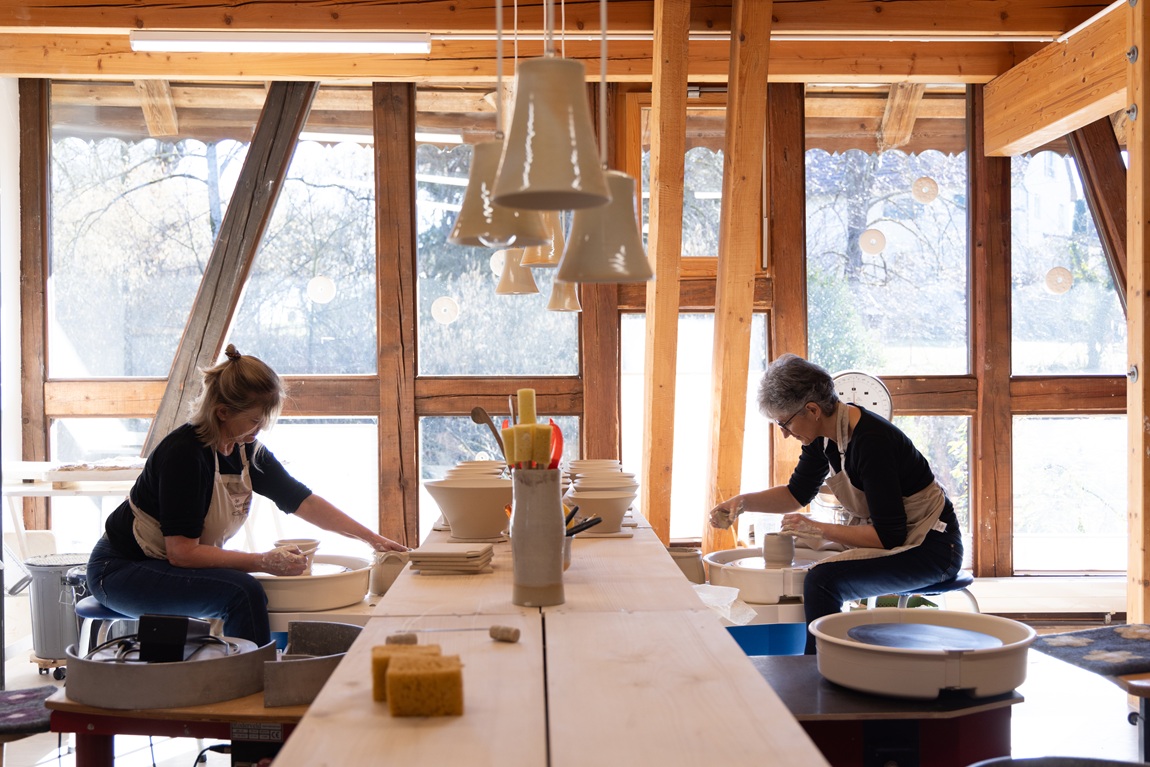 Die Töpferei mit Lampen aus der Kollektion „die Edlen“. | die Keramikerinnen – Each piece hand-shaped, each glaze developed in-house