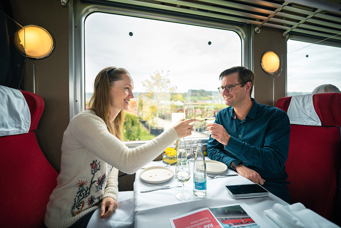 Eating in "Churchill". Photo: Gabriel Arnold | Magnificent train experiences: Celebrate and travel on exclusive railway lines