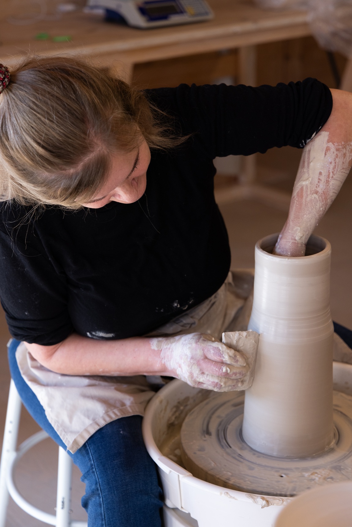 Work process – throwing clay on a potter’s wheel. | die Keramikerinnen – Each piece hand-shaped, each glaze developed in-house