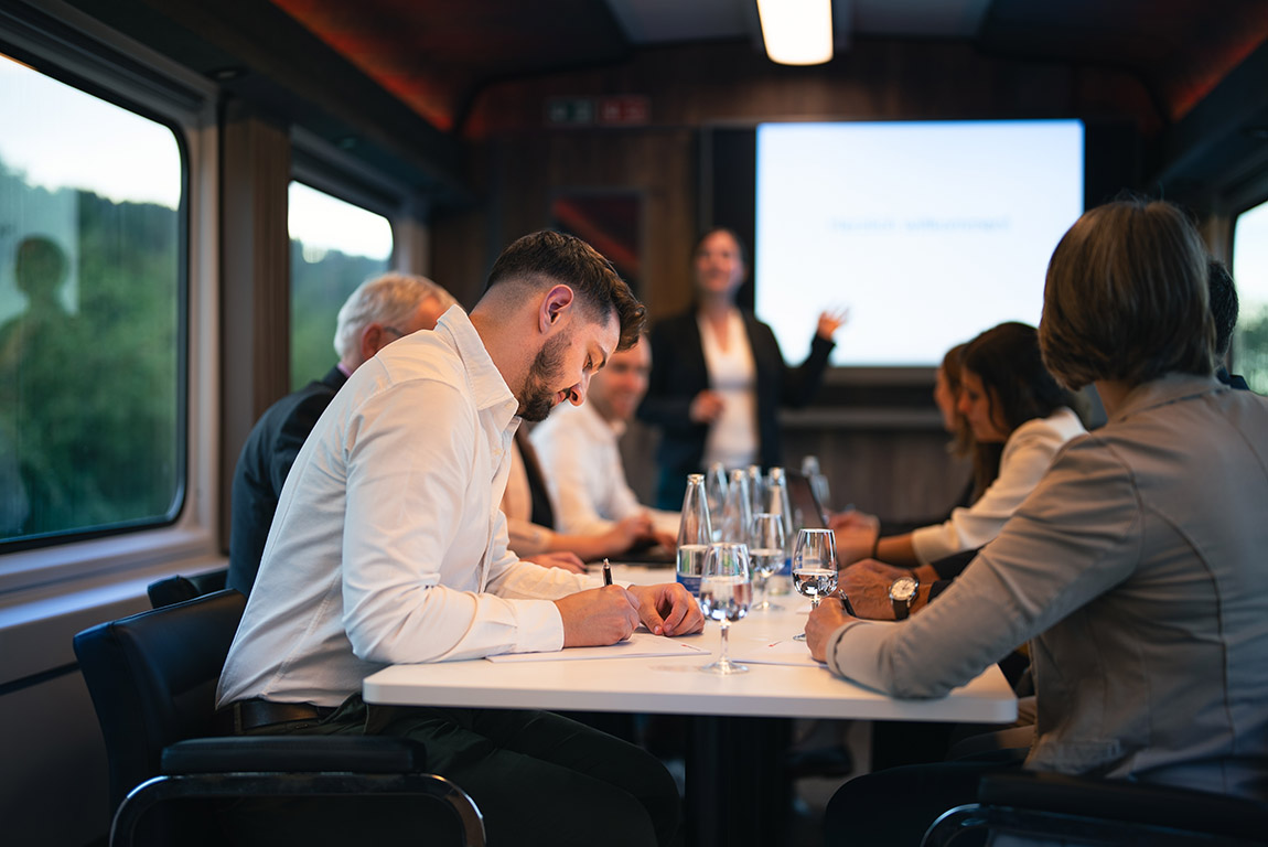 Präsentation im «Salon suisse». Foto: Gabriel Arnold | Magnificent train experiences: Celebrate and travel on exclusive railway lines