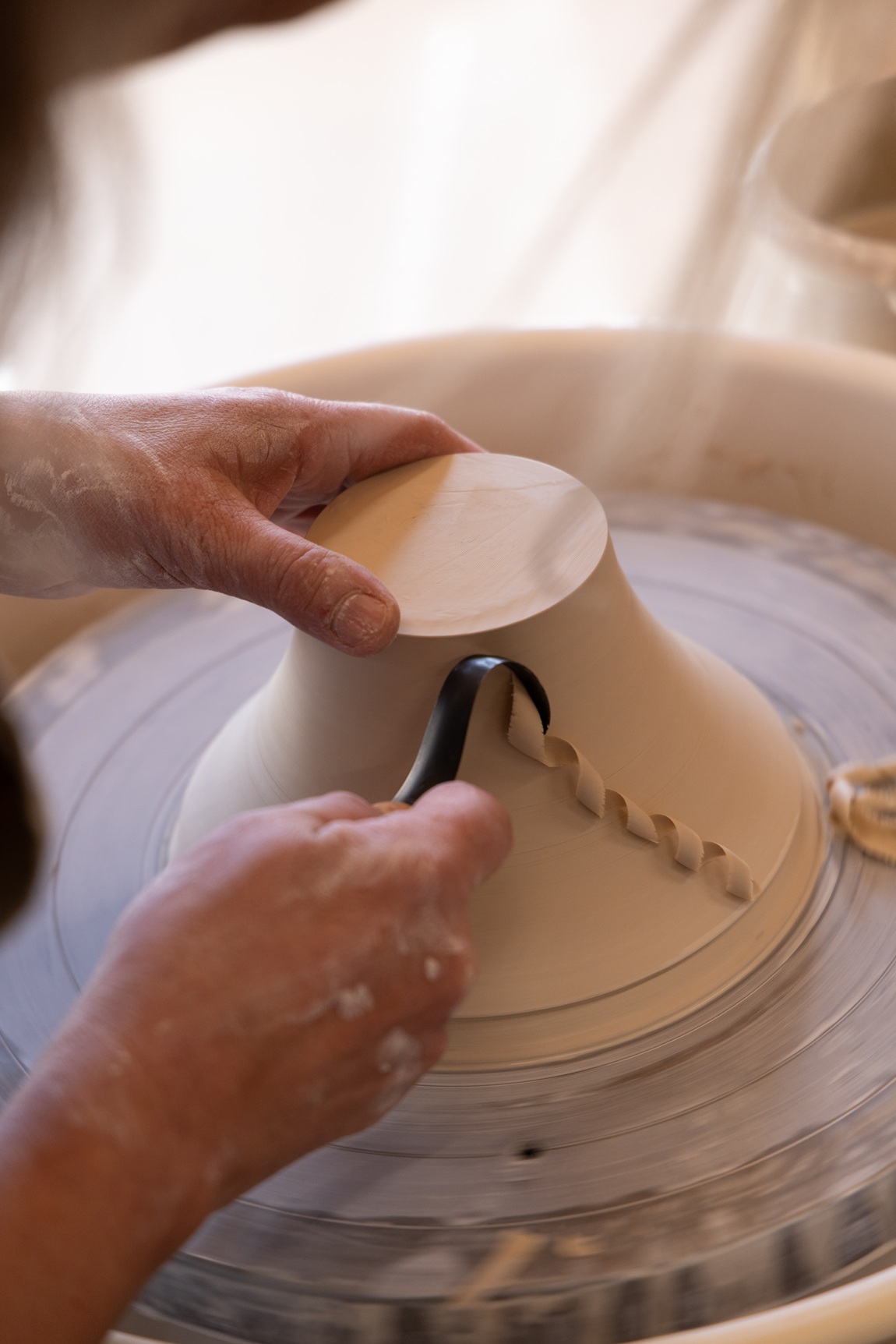 Arbeitsprozess – Abdrehen. | die Keramikerinnen – Each piece hand-shaped, each glaze developed in-house