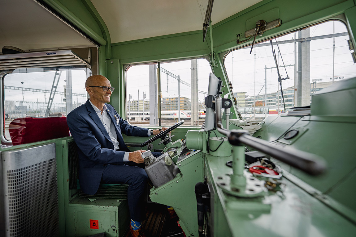 Blick in den Führerstand des «Churchills». Foto: Gabriel Arnold | Blick in den Führerstand des «Churchills». Foto: Gabriel ArnoldMagnificent train experiences: Celebrate and travel on exclusive railway lines