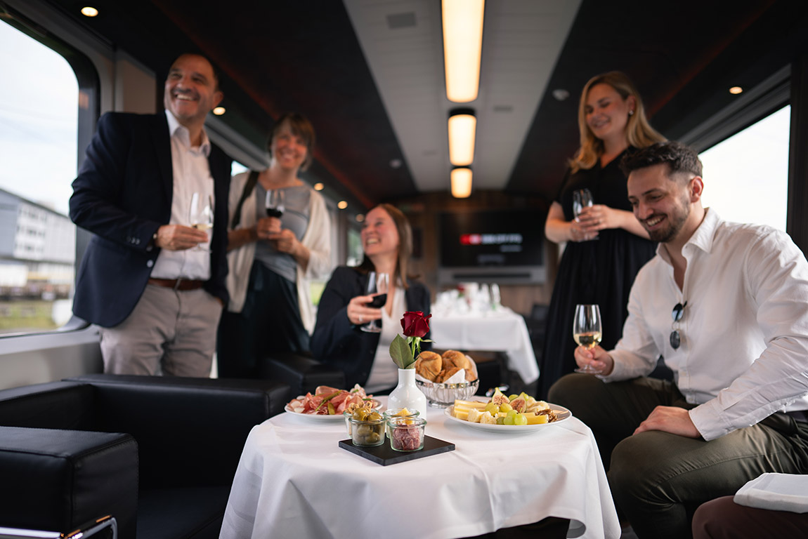 Aperitif in the “Salon suisse". Photo: Gabriel Arnold | Magnificent train experiences: Celebrate and travel on exclusive railway lines