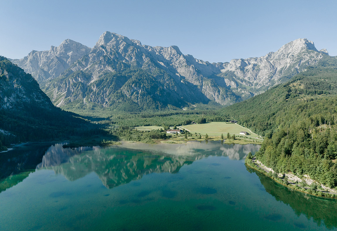 Lake Almsee. Photo: Salzkammergut Tourismus / Kerschbaumer Katrin | Time to cool off – the top 12 swimming spots in Germany, Switzerland and Austria | Foto Salzkammergut Tourismus/Kerschbaumer Katrin: Almsee