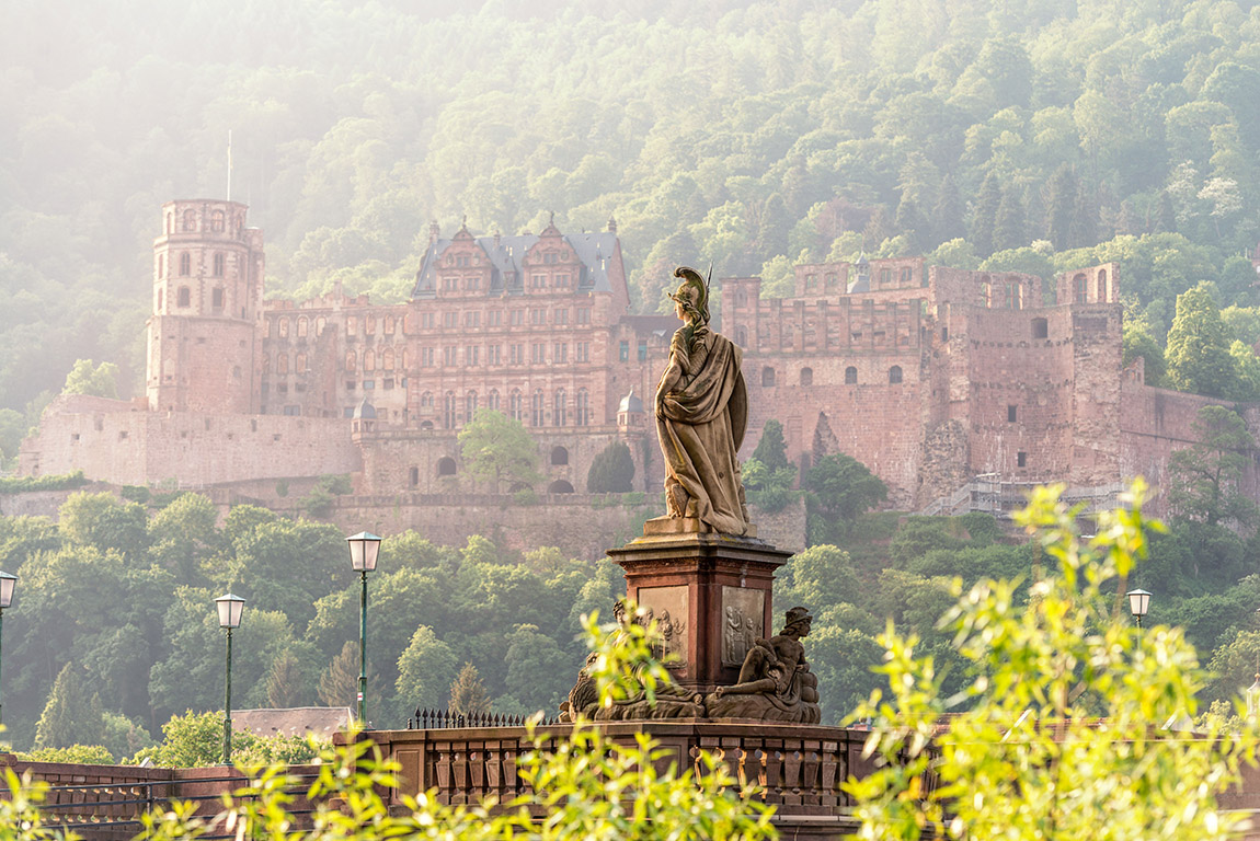 Minerva Statue and Heidelberg Castle. Photo: Heidelberg Marketing | Das Minerva-Denkmal auf der Alten Brücke in Heidelberg mit Heidelberger Schloss; Bildnachweis: Heidelberg Marketing GmbH