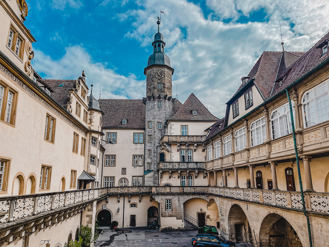 Langenburg Castle. Photo: wetraveltheworld | Innemhof des Schlosses Langenburg bei Langenburg Social Media Reise 2021 - Freiraum BaWu | Creators: Martin Merten & Carolin Steig (@wetraveltheworld)