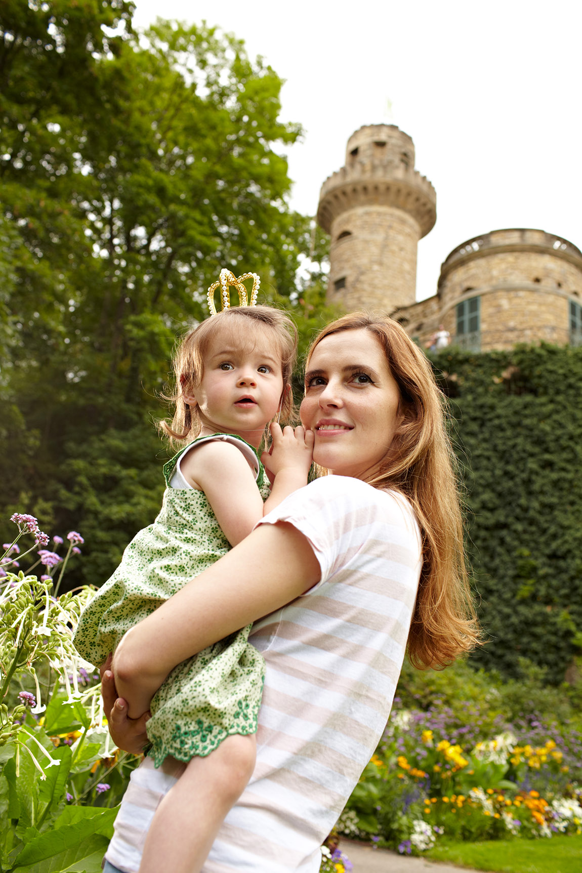 Family in the fairy tale garden of the Blühendes Barock gardens of Ludwigsburg Palace. Photo: TMBW, Christoph Duepper | Familie im Märchengarten des Blühenden Barocks in Ludwigsburg; Bildnachweis: TMBW / Christoph Düpper | Once upon a time in Baden-Württemberg