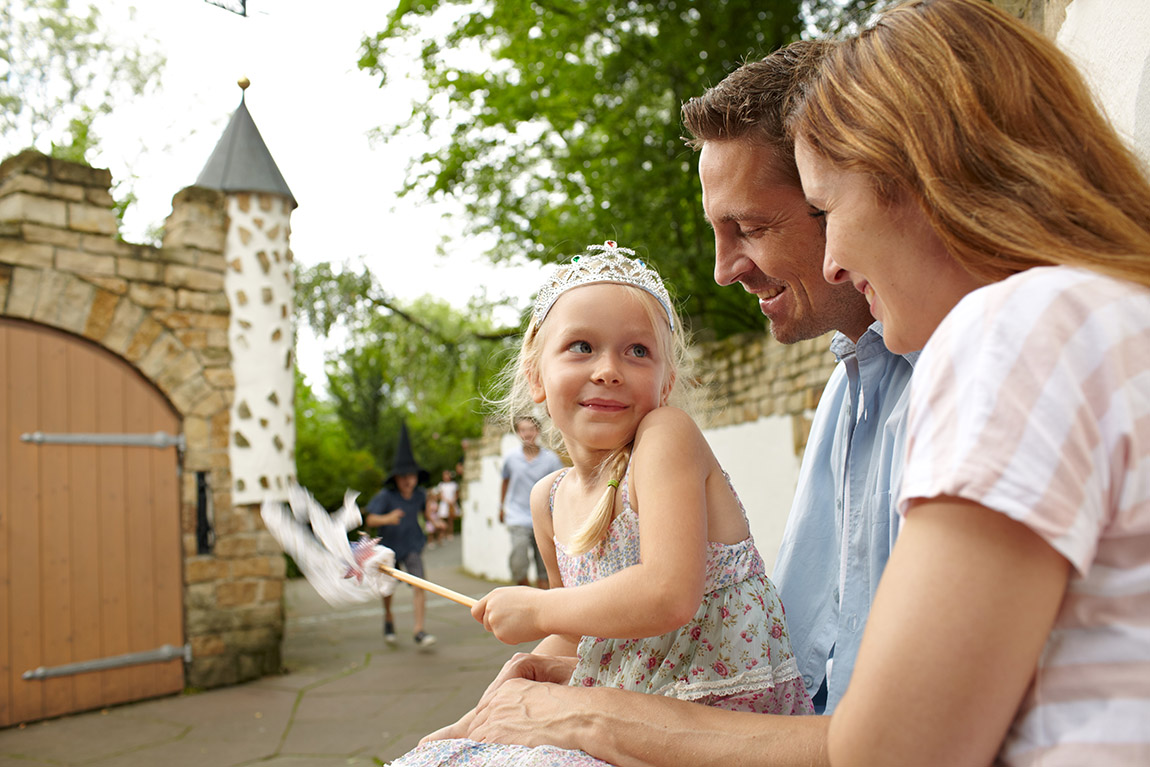 Family in the fairy tale garden of the Blühendes Barock gardens of Ludwigsburg Palace. Photo: TMBW, Christoph Duepper | Familie im Märchengarten des Blühenden Barocks in Ludwigsburg; Bildnachweis: TMBW / Christoph Düpper