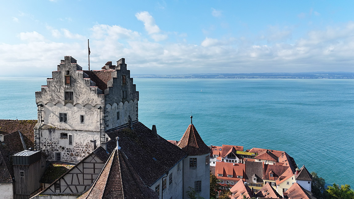 Meersburg Castle. Photo: Britta Termeer and Sascha Termeer | Burg Meersburg mit Blick auf den Bodensee Influencerreise Kleinstadtperlen x Weinsüden | Creator: Britta und Sascha Termeer (@duichunddiewelt)