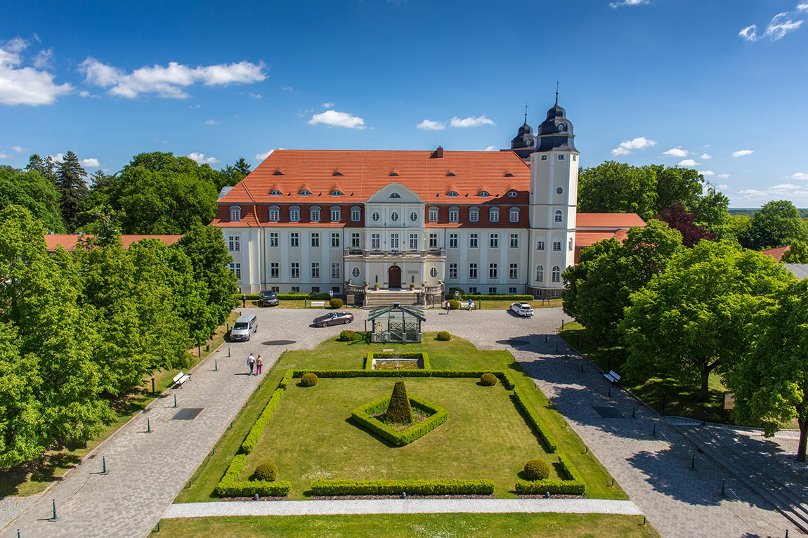 SCHLOSS Fleesensee. | Between water and open space