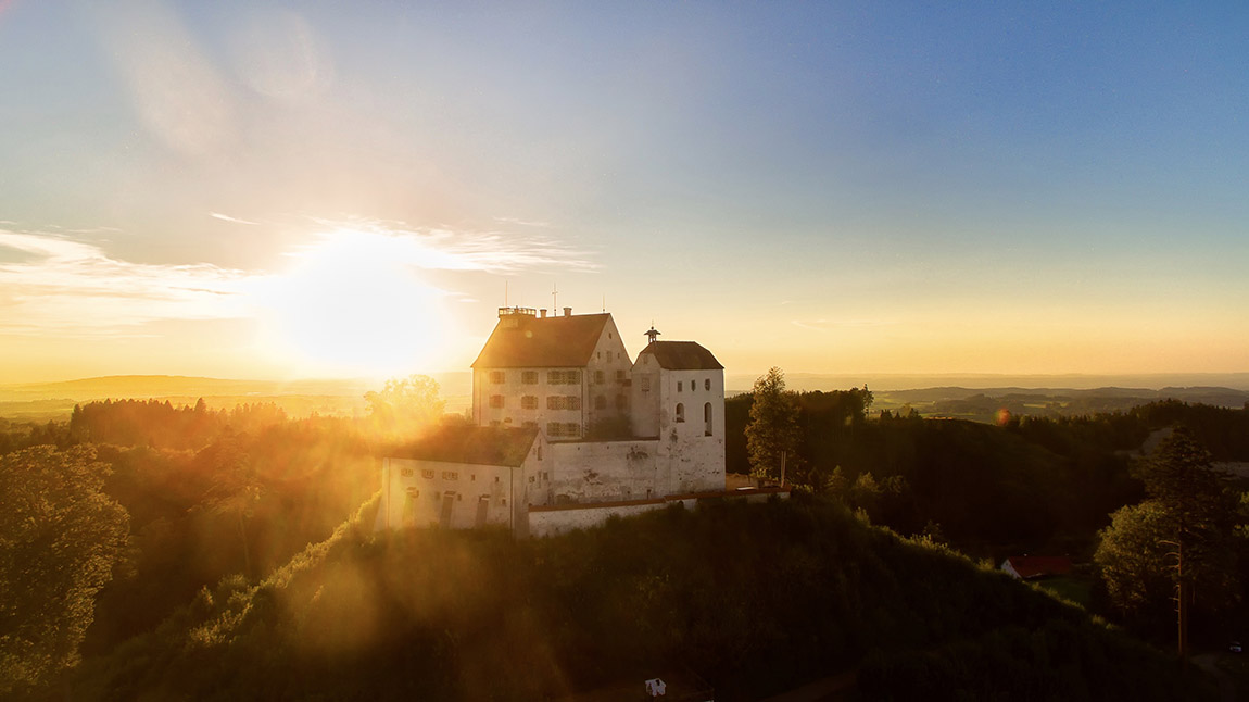 Waldburg Castle. Photo: Max Haller  | Schloss Waldburg bei Waldburg bei Sonnenuntergang im Sommer; Bildnachweis: Max Haller