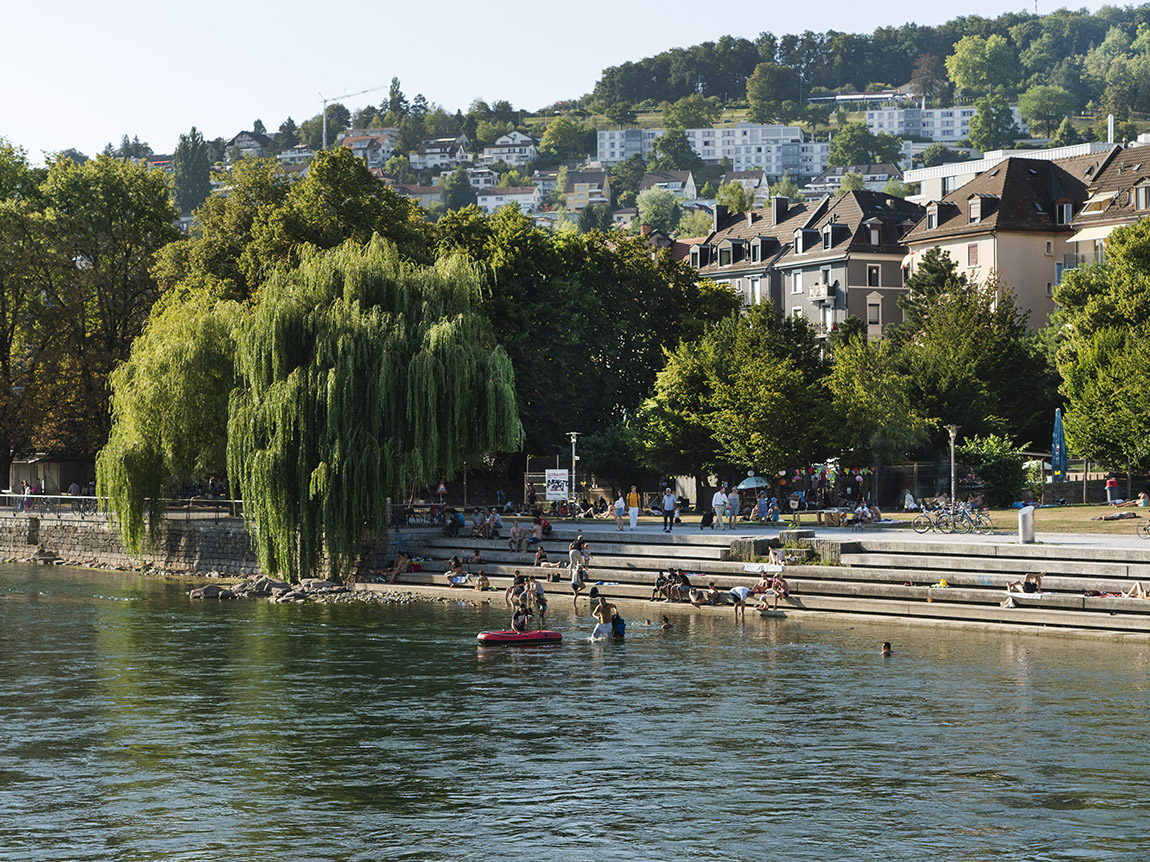 Wipkingerpark in Zurich. Photo: © Marvin Zilm / Zürich Tourismus | Time to cool off – the top 12 swimming spots in Germany, Switzerland and Austria | Zürich Tourismus Sommer 2018