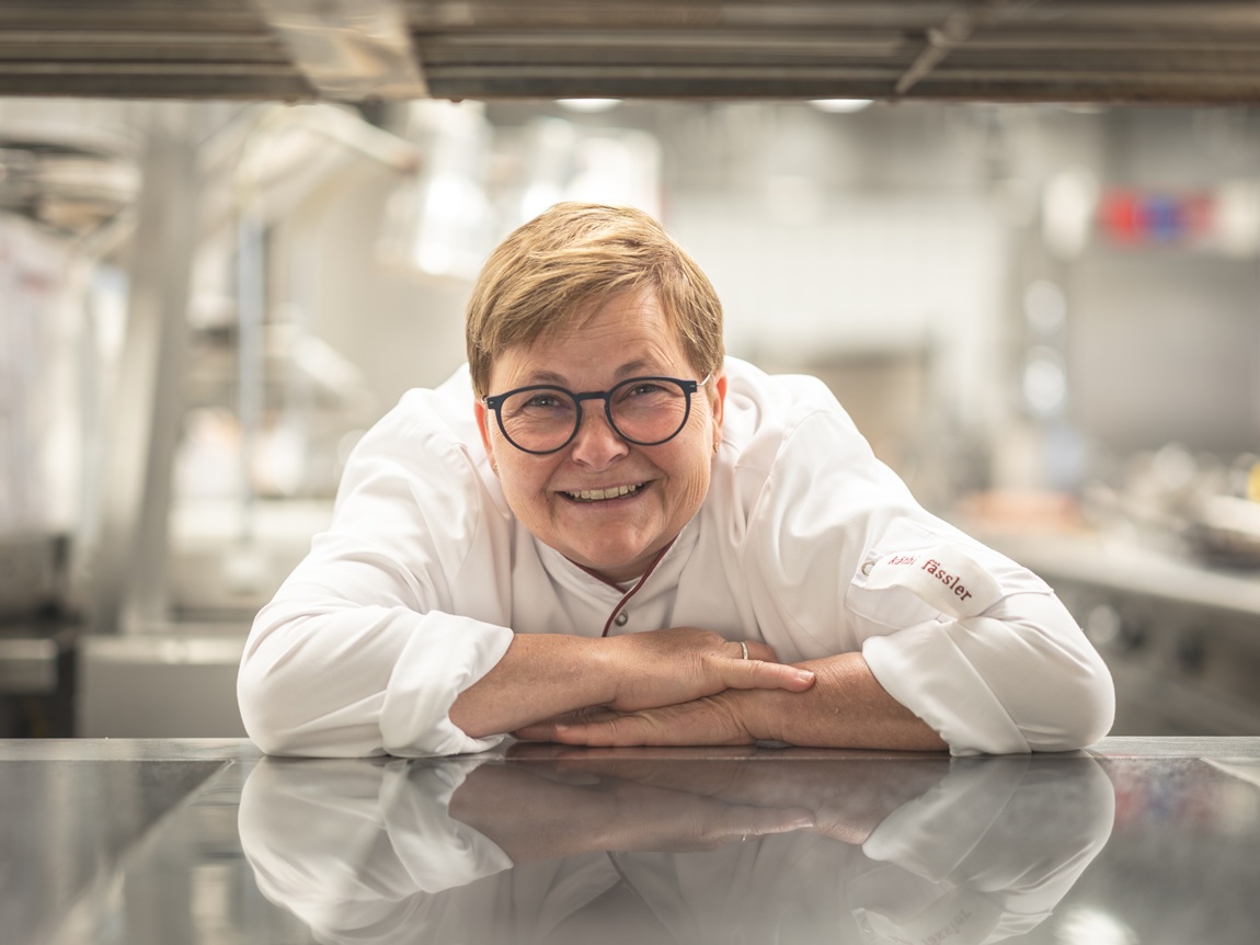 Küchenchefin Käthi Fässler. Foto: Thomas Biasotto | Resort Hof Weissbad – Award-winning cuisine and well-being in the heart of Appenzell