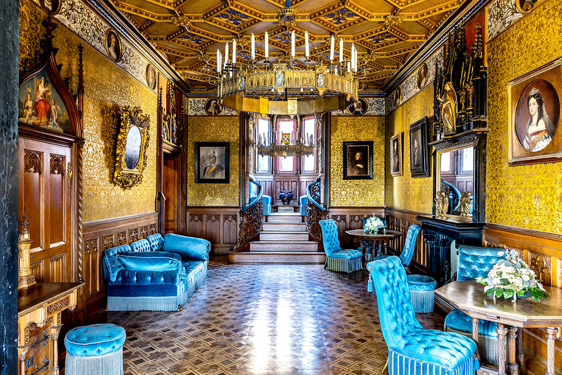 Der Blaue Salon, das Wohnzimmer der Königin, zählt zu den schönsten Räumen der Burg. | Hohenzollern Castle – history with a majestic view