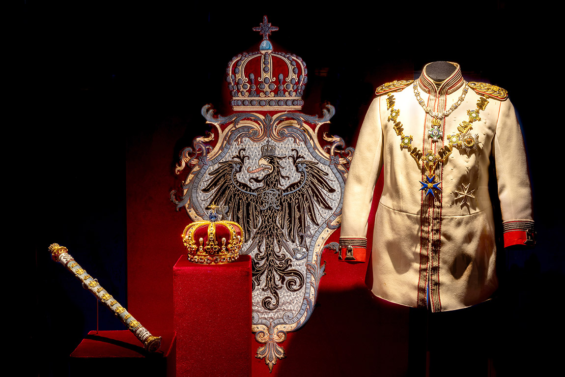 In der Schatzkammer sind unter anderem auch die preußische Königskrone und die kaiserliche Uniform ausgestellt | Hohenzollern Castle – history with a majestic view