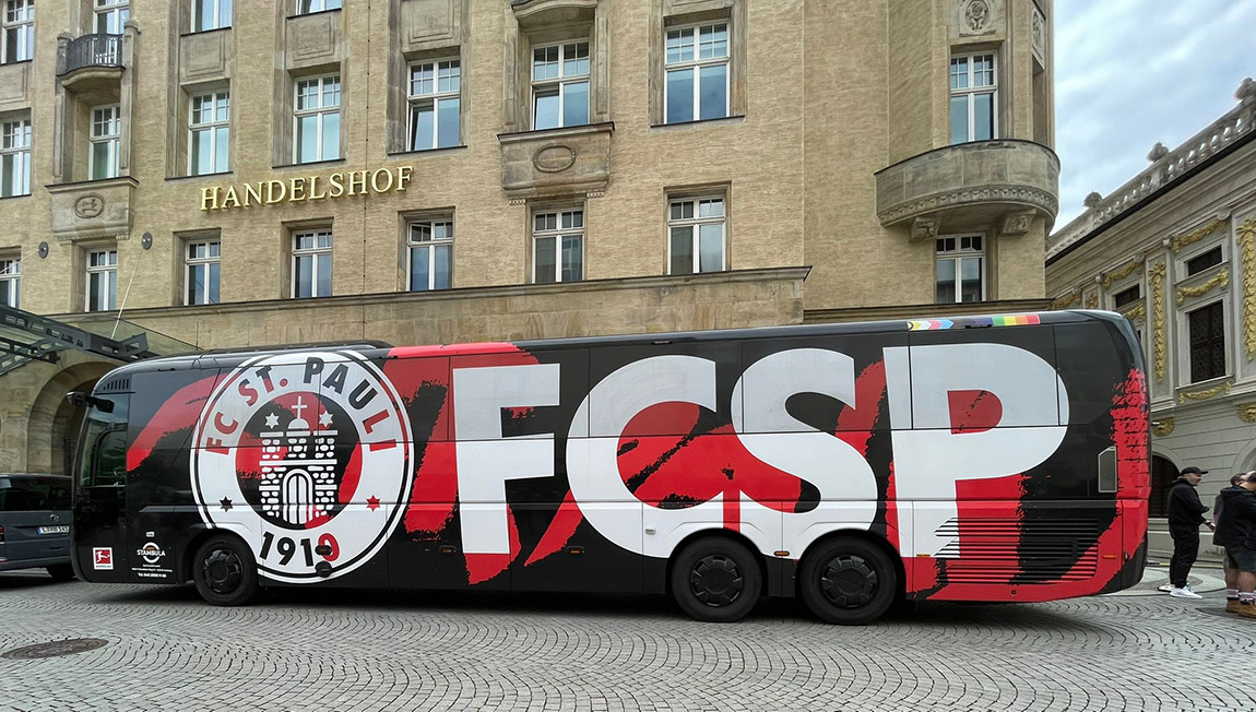 FC St. Pauli team bus in Leipzig. | From amateur football to the Bundesliga