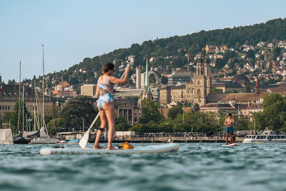 Stand-up paddling. Photo: Christian Meixner / Zürich Tourismus | Zurich: The city that lives by the water