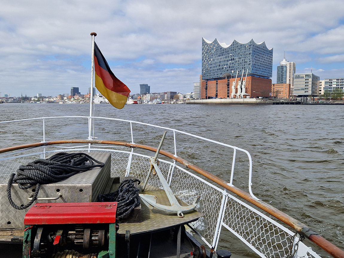 Mit dem historischen Raddampfer unterwegs in Hamburg. Foto: Michael Hillmann | Steam Cruises: Full steam ahead – nostalgic river cruises along the Elbe