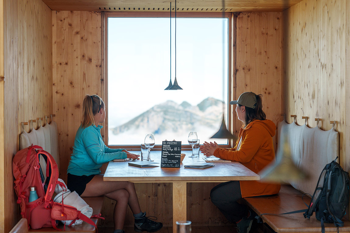 Sitzplatz in der Nische im Gipfelrestaurant. | The Chäserrugg area in Toggenburg: Where Switzerland shows its most authentic side