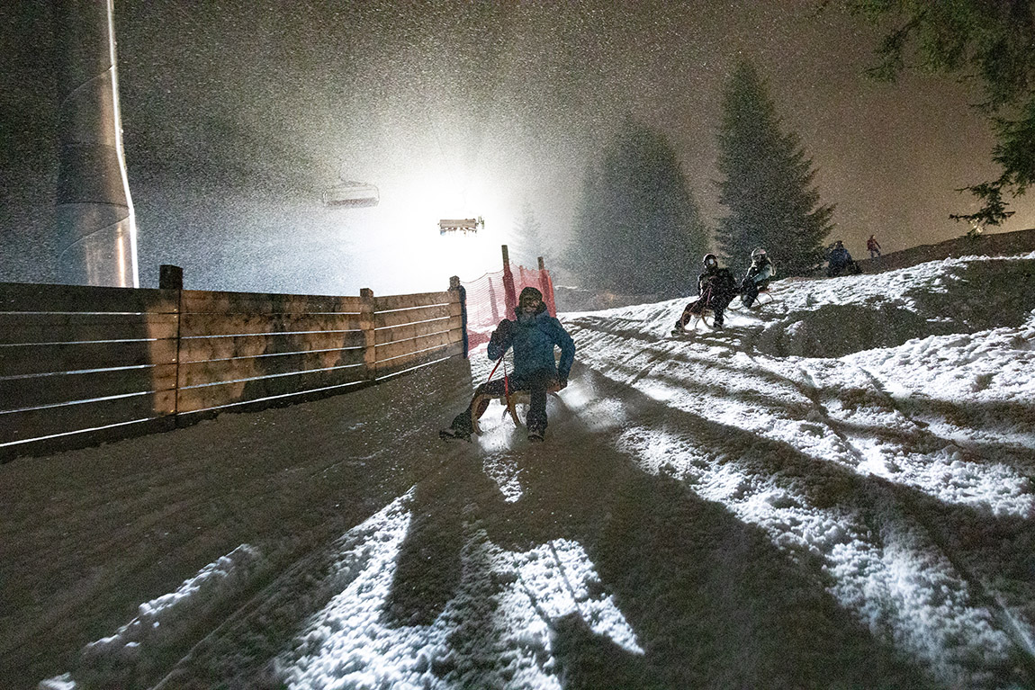 Rasanter Winterspaß für Groß und Klein: Die abwechslungsreichen Rodelbahnen der Tiroler Zugspitz Arena sorgen tagsüber und beim stimmungsvollen Nachtrodeln für unvergessliche Erlebnisse. Foto: Tiroler Zugspitz Arena/Valentin Schennach | Tiroler Zugspitz Arena: Real winter, pure freedom