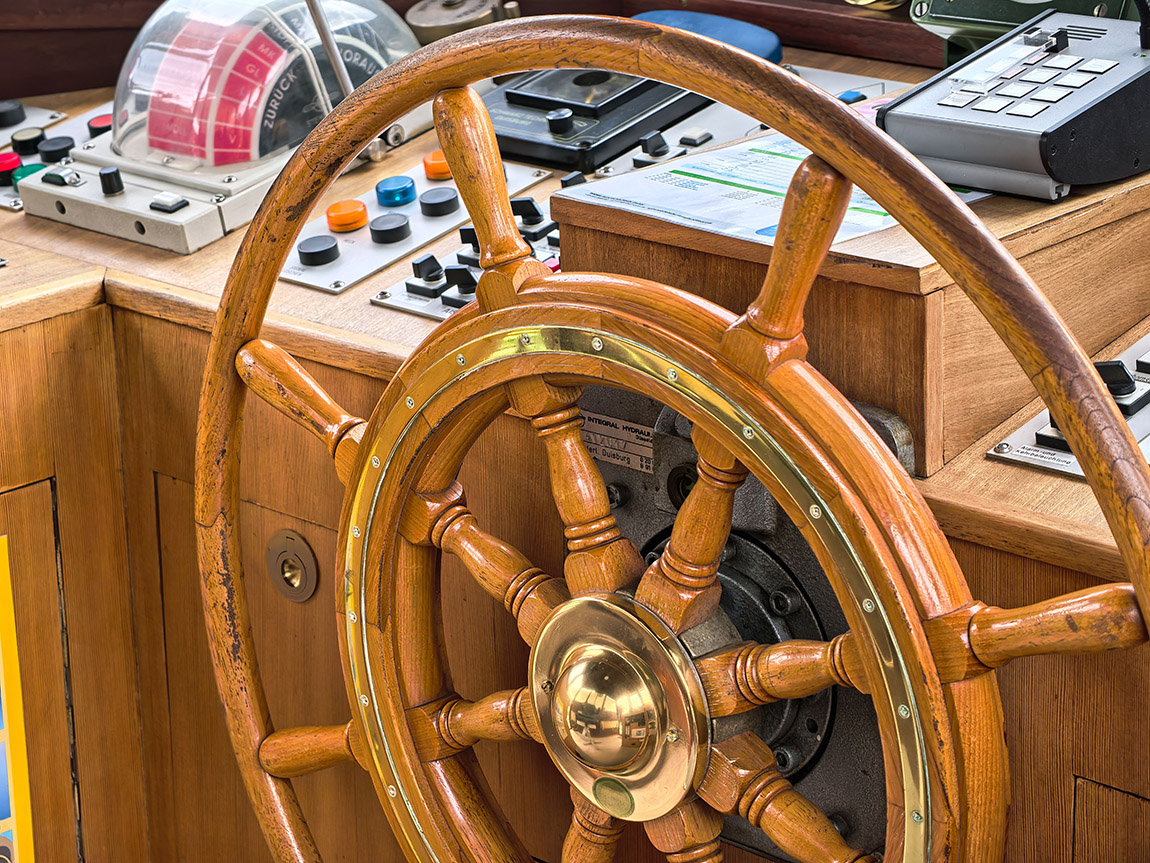 Historic ship's wheel aboard a paddle steamer. Photo: Sven Lehmann | Steam Cruises: Full steam ahead – nostalgic river cruises along the Elbe