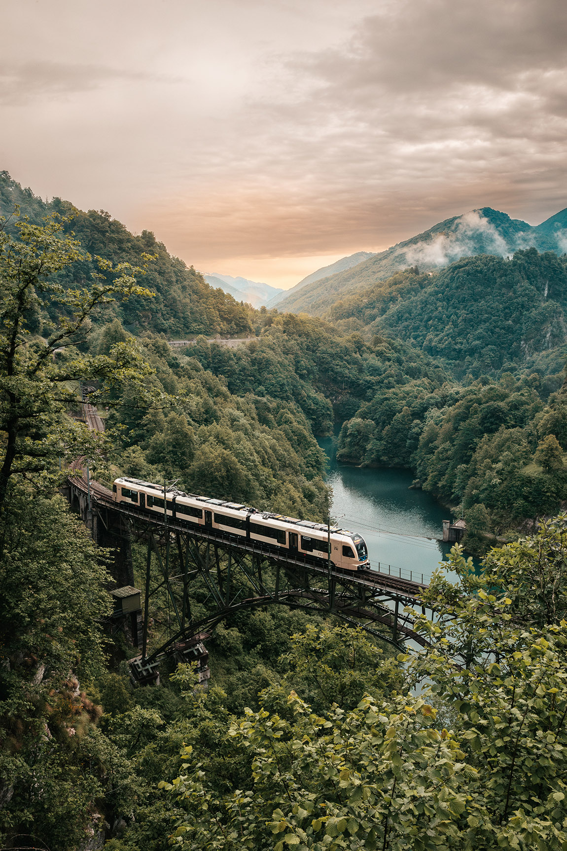 The Centovalli Railway above Lago di Palagnedra. Photo: 2025 Swiss Travel System AG / Massimo Pedrazzini | Ticino: The taste of tradition
