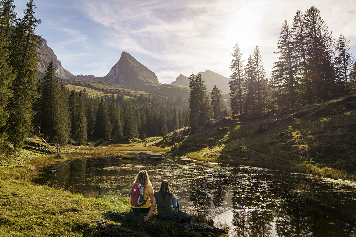 Hikers at the Frümselseeli alpine lake (Alp Sellamatt). | The Chäserrugg area in Toggenburg: Where Switzerland shows its most authentic side