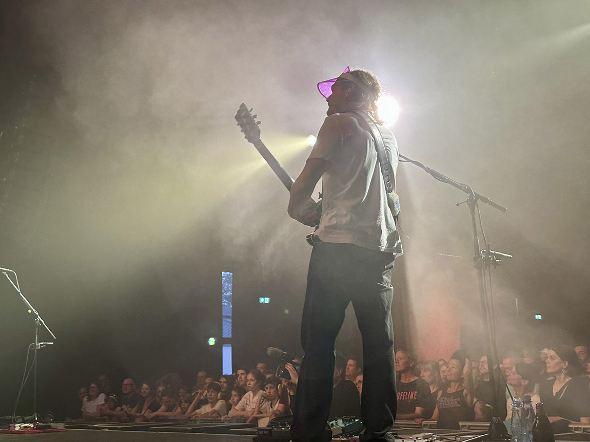 Peter Brugger on stage. Image from the documentary Sportfreunde Stiller – Mit dem Herz in der Hand. Photo: BR/Florida Factual GmbH/Berlin Producers Media GmbH/Sybille Koller | Sportfreunde Stiller: “Always stick with what brings you joy!”