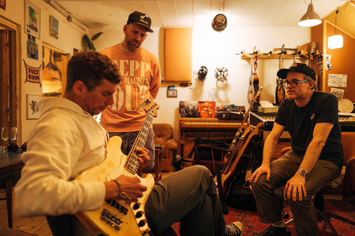 From left: Rüdiger Linhof, Florian Weber in the studio with producer Tobias Kuhn. Image from the documentary Sportfreunde Stiller – Mit dem Herz in der Hand. Photo: BR/Florida Factual GmbH/Berlin Producers Media GmbH/Marcel Chylla
