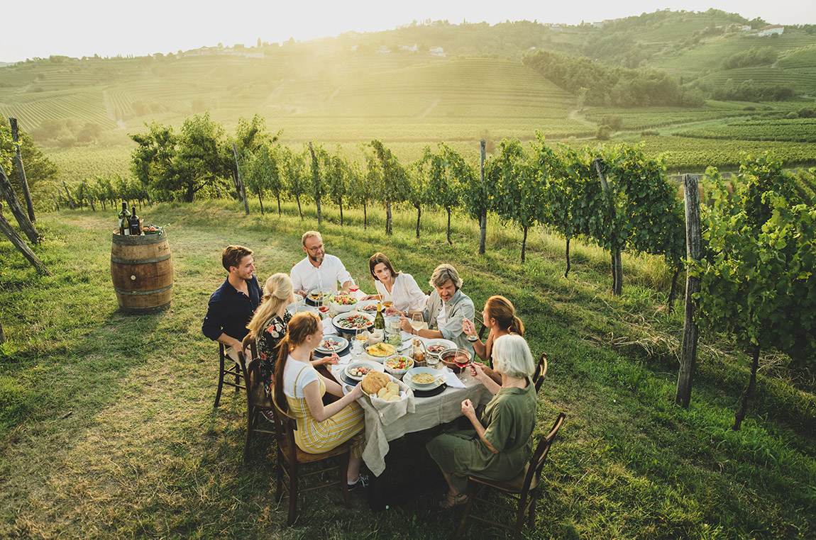 Feines Abendessen in den Weinbergen von Goriška Brda. Foto: CJ STUDIO d.o.o./Ciril Jazbec | Slovenia: Where Europe's diversity finds a home in the smallest of spaces