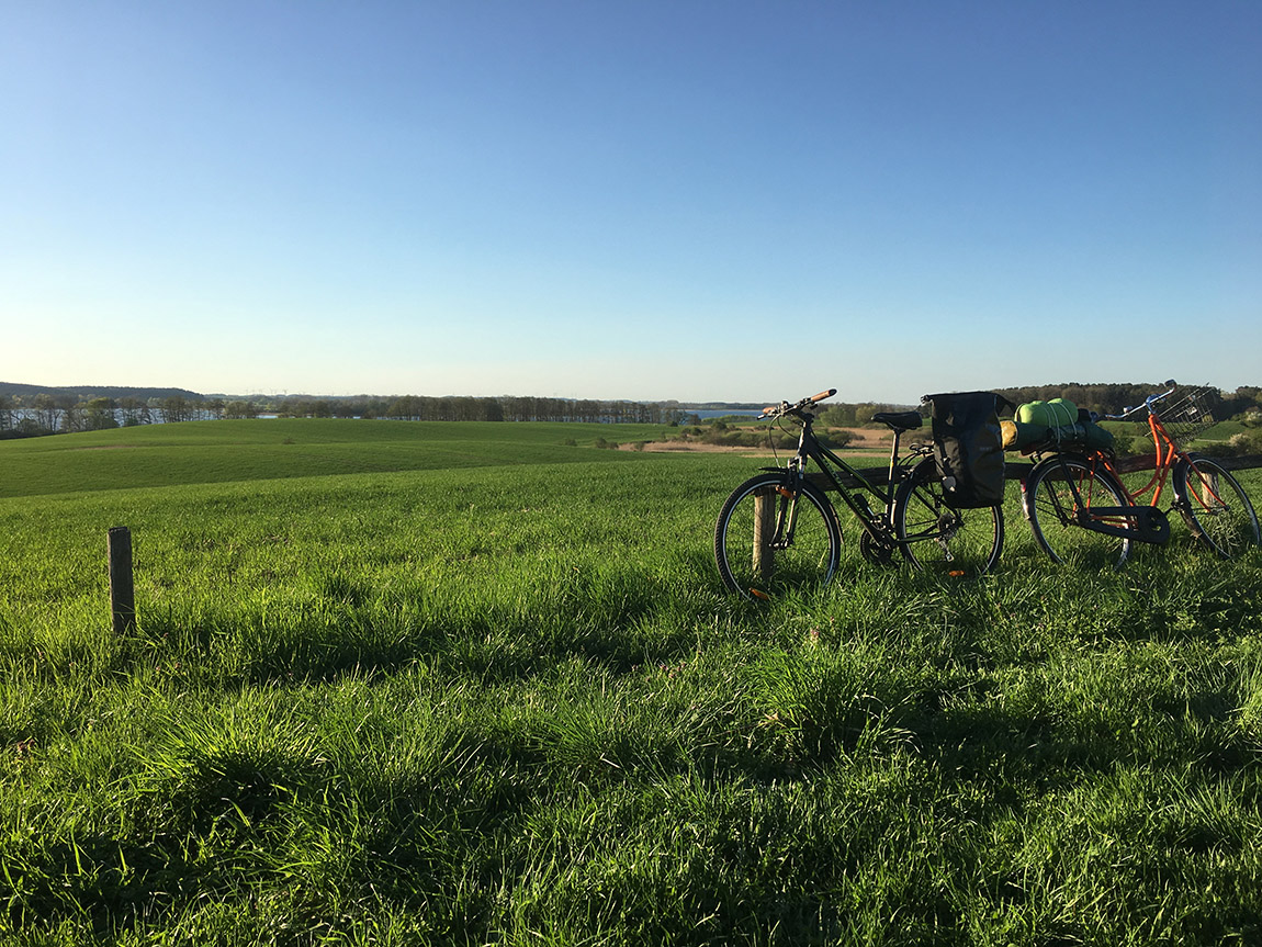 Mit dem Fahrrad in der Uckermark unterwegs. Foto: Anja Warning/TMU GmbH | Uckermark: Amidst tranquil lakes, vast landscapes, and vibrant culture