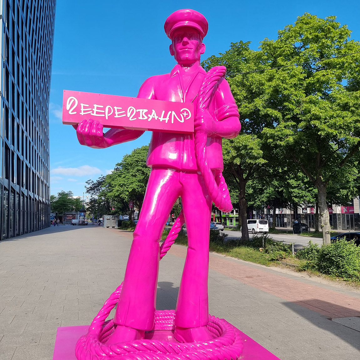 Statue of a ropemaker at eastern entrance to Reeperbahn. Photo: Wibke Carter |400 years of the Reeperbahn: Hamburg's most famous street